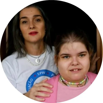 Imagem de duas pessoas a apoiarem-se