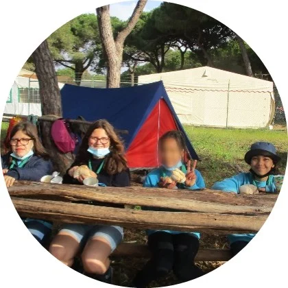 Imagem de várias crianças a desfrutarem de um acampamento