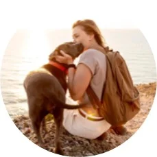 Imagem de uma jovem com um cão na praia
